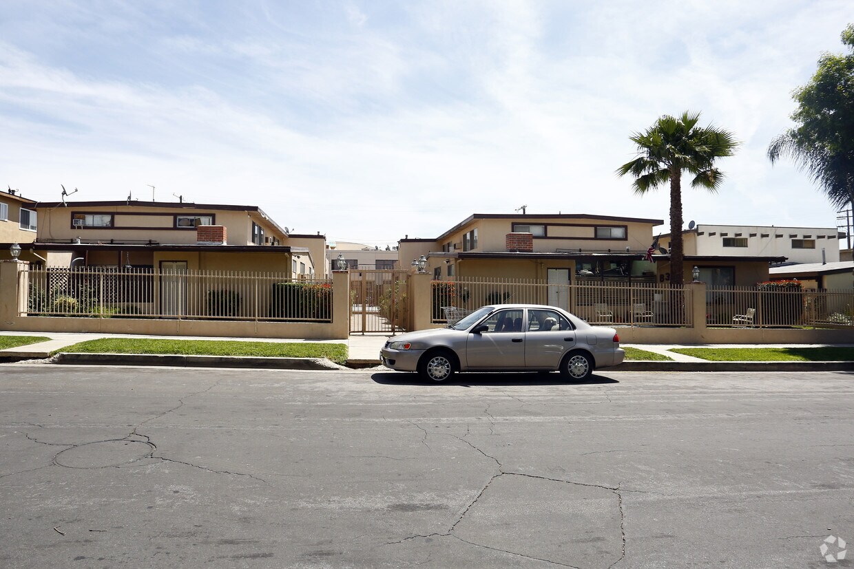 Foto del edificio - 8362-8368 Amigo Ave