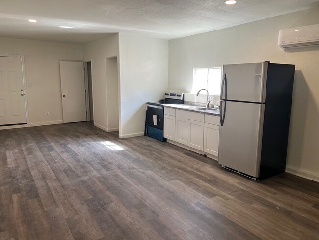 Building Photo - 2551 N Winstel Blvd