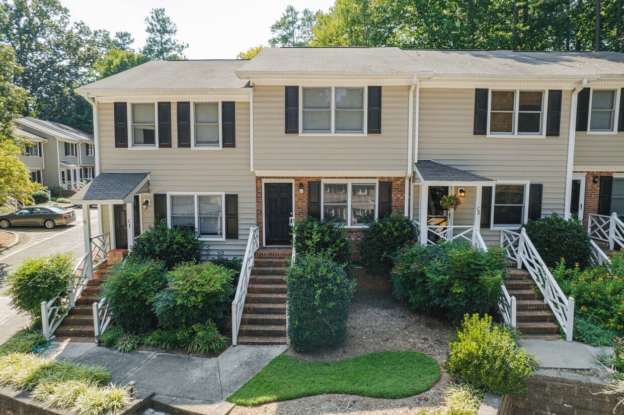 Foto principal - A must see 2 BEDROOM Townhome ! Convenient...