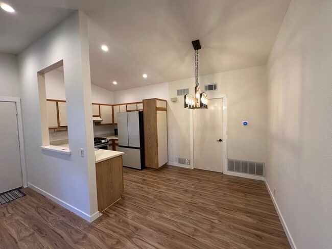 Foto del edificio - 7130 Woodlake Ave