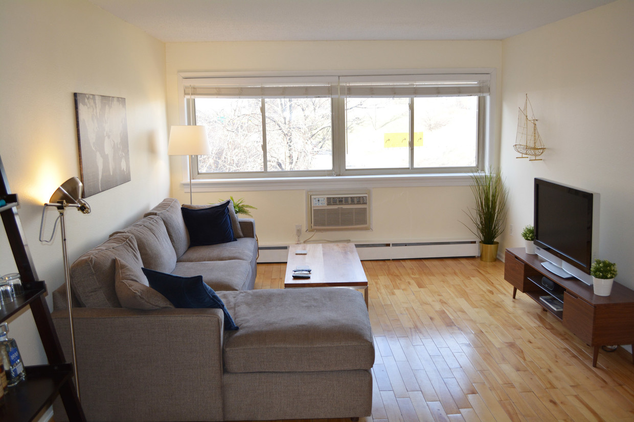 Open Floor Plan Living Room - 1800 Lasalle Ave