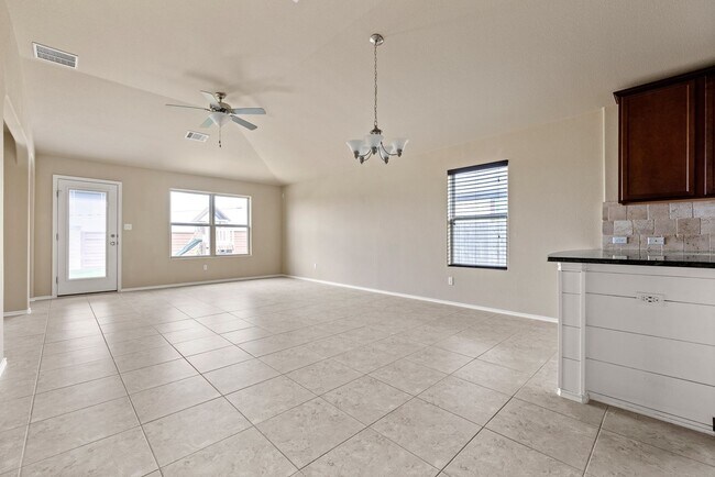 Foto del edificio - Charming 3-Bedroom Home with Spacious Yard...