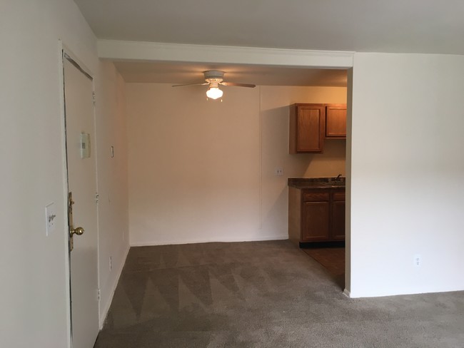 Dining Room - Newport Terrace Apartments