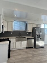 Building Photo - 642 N Manhattan Pl