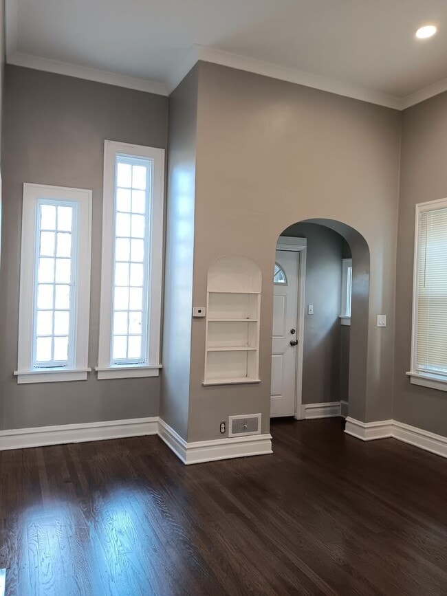 Building Photo - Spacious 2 Bedroom Home