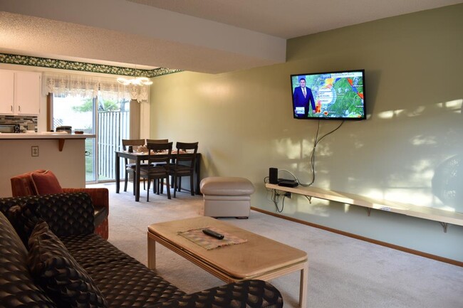 Living room/ dinette - 4903 Singleton Dr