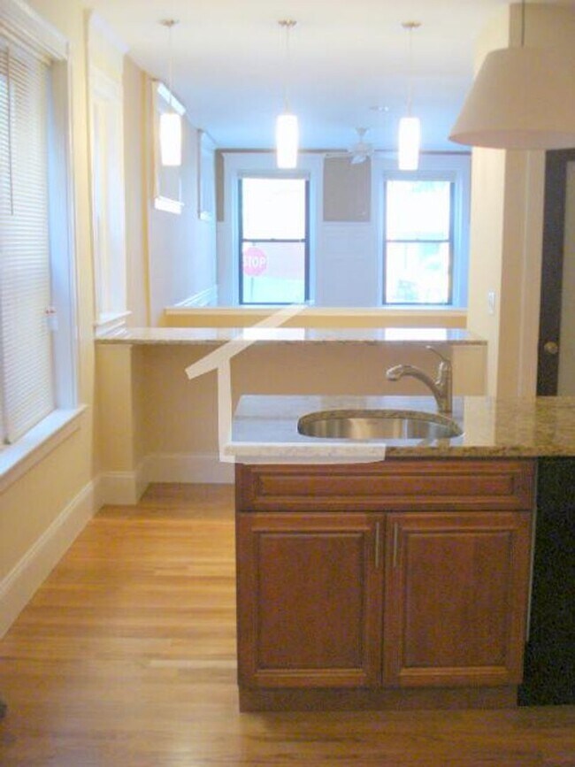 Foto del edificio - AWESOME 4 BED 3 BATH IN BROOKLINE!!!!!!
