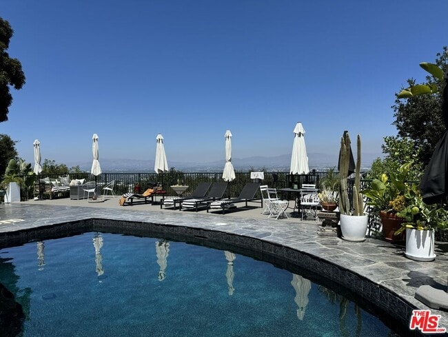 Foto del edificio - 8147 Mulholland Terrace