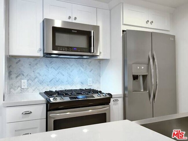 Building Photo - 301 S Swall Dr