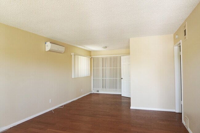 Foto del edificio - 8783 Stansbury Ave