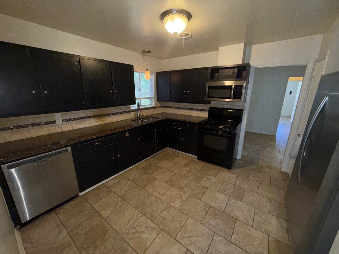 Foto del edificio - Charming cottage near the heart of Springhill. Home features 3 bedrooms, 1 bath and a fenced yard...