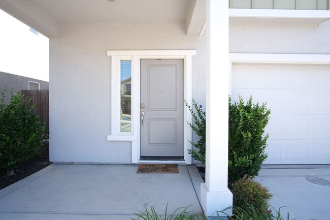 Building Photo - Move-in ready! Stunning 4-bedroom, 3-bathr...