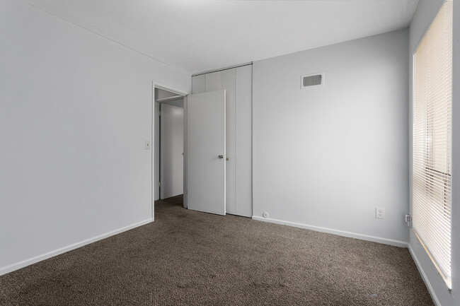 Building Photo - 418 W 89th St