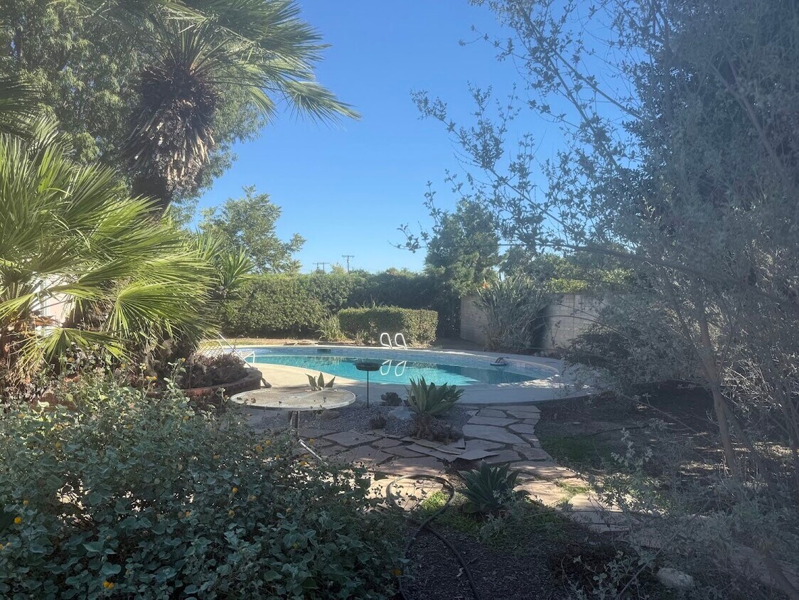 Foto principal - 8552 Woodley Ave