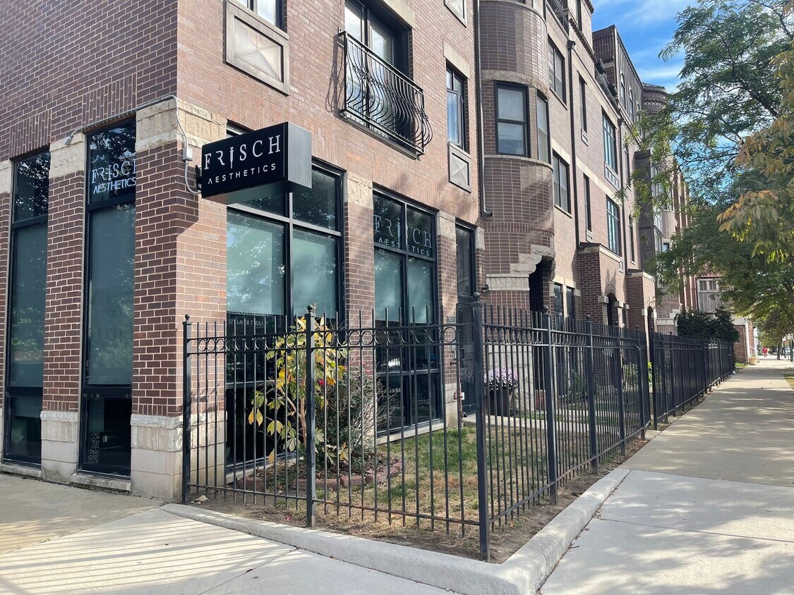 Foto principal - 529 N Racine Ave