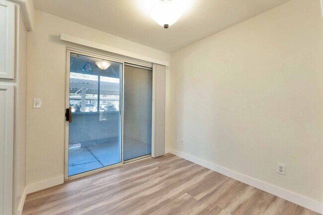 Building Photo - Cozy Ground Floor Condo!