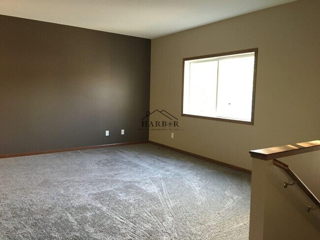 Building Photo - 3112 Rose Dr SE