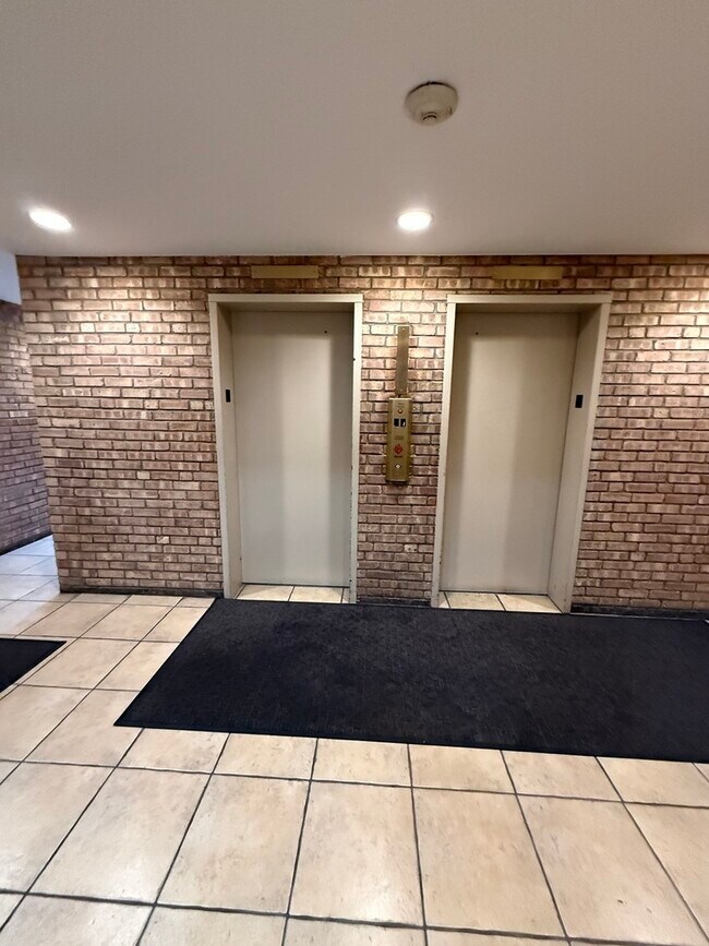Foto del edificio - 6000 Oakwood Dr