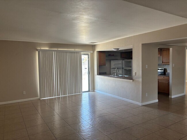 Building Photo - Spacious single level home w/2CG