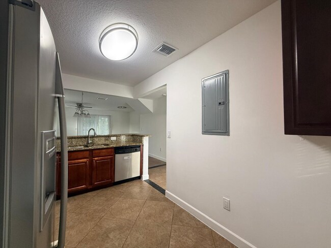 Foto del edificio - 6615 Winfield Blvd