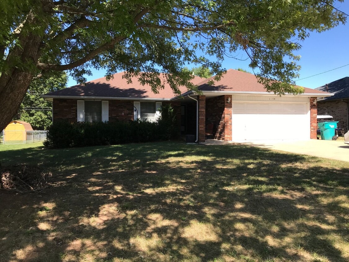 Building Photo - Charming home in a beautiful neighborhood