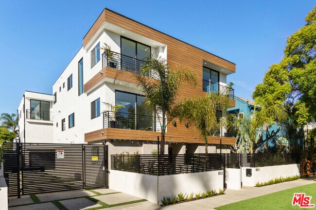 Building Photo - 853 N Las Palmas Ave