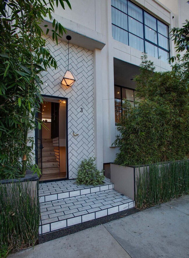 Building Photo - 1260 N Las Palmas Ave