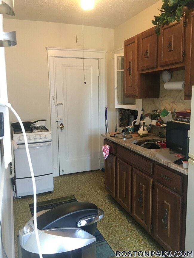 Building Photo - 53 Fellsway W