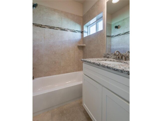 Building Photo - Town home! Amazing floorplan with 3 bedroo...
