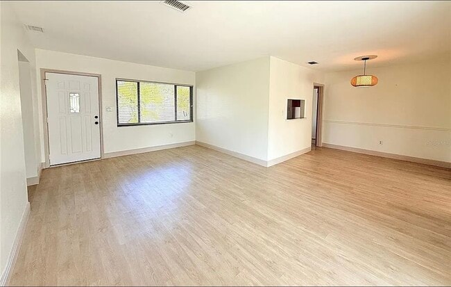 Salas de estar y comedores - 225 Cevera Dr