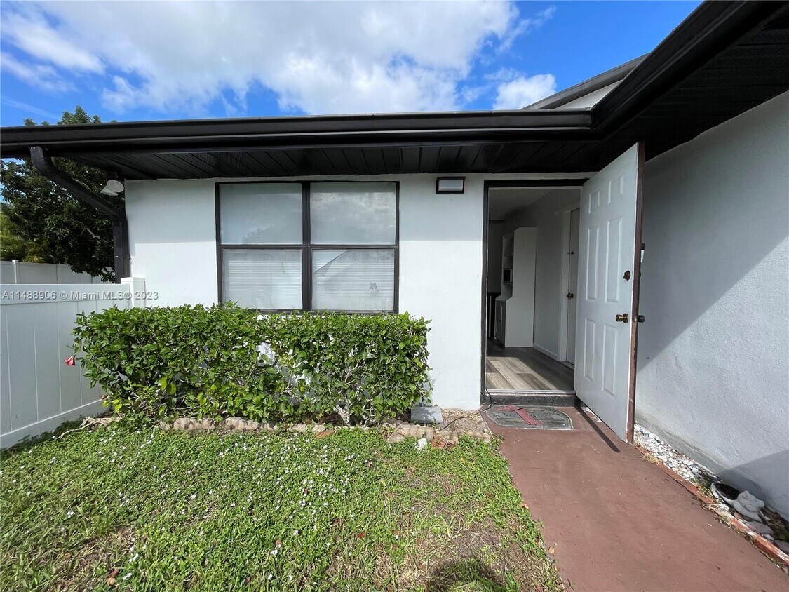 393 La Mancha Ave, Royal Palm Beach, FL 33411 House Rental in Royal