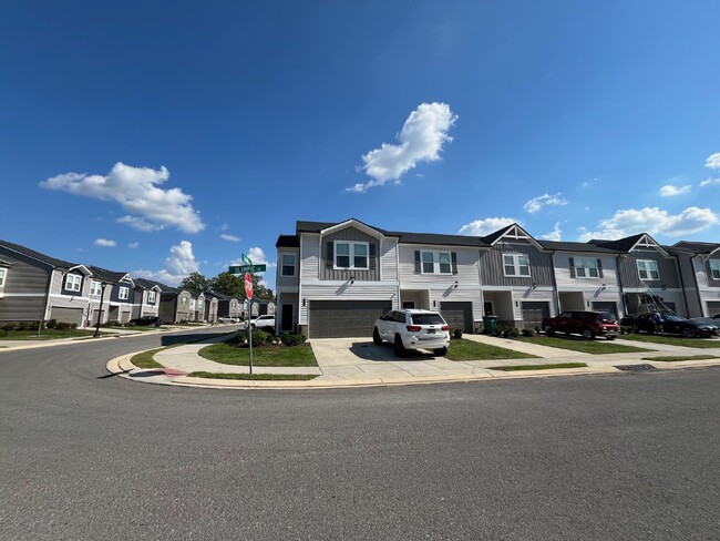 Foto del edificio - Immaculate End-Unit Townhome in West End S...