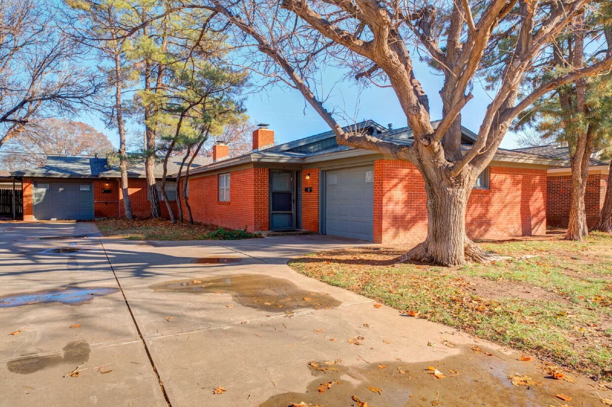 Primary Photo - Wonderful 2 Bedroom 1.5 Bathroom Duplex!!!
