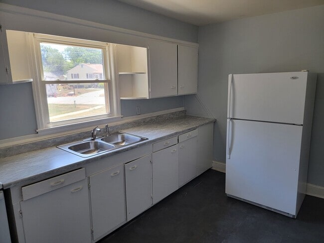 Building Photo - 3 Bedroom 1 Bathroom House