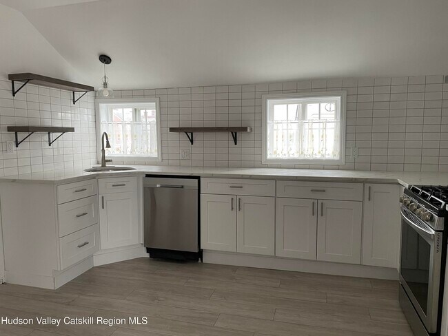 Building Photo - 502 Warren St