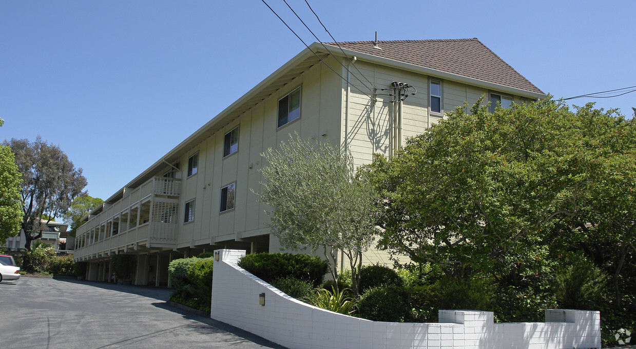 Building Photo - 660 Moraga Rd