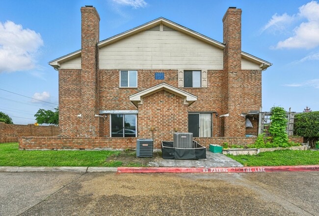 Photo - 3931 N Garland Ave Townhome