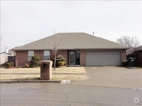 Building Photo - 1601 Sumac Dr