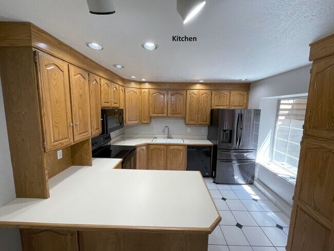 Building Photo - 836 Pond View Way
