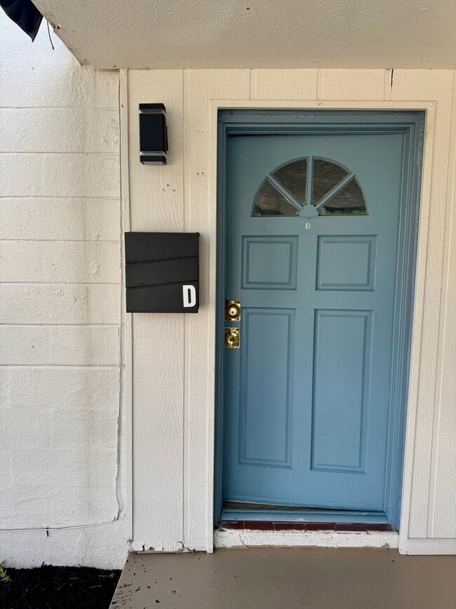 Building Photo - 2 BED 1 BATH READY TO RENT IN PLANT CITY!