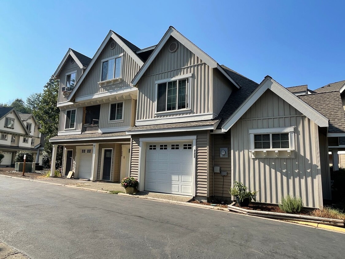 Foto principal - Spacious 2 Bed 2.5 Bath Townhome with Atta...