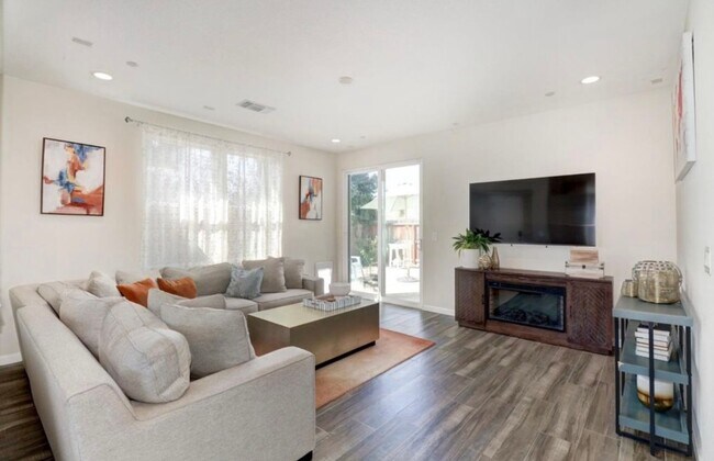 Building Photo - Beautiful North Natomas 3/2.5 Home - Pleas...