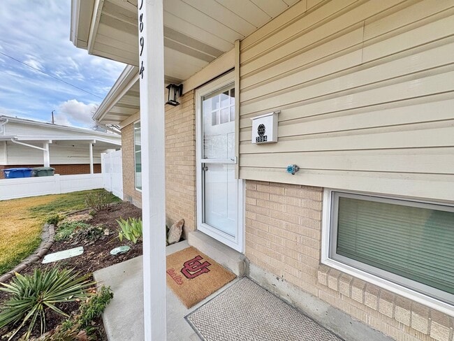 Building Photo - Renovated 3 Bed Home with Huge Yard & 2-Car Garage