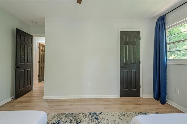 Foto del edificio - 3833 Bakers Ferry Rd SW