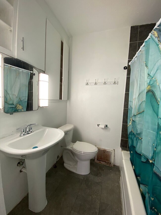 Foto del edificio - $500 OFF FIRST MONTH RENT -3 Bedroom Single Family Home with Gleaming Wood Floors Could Be Yours!