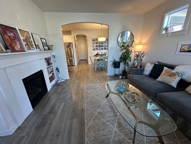 Foto del edificio - Stunning 4-bdr with beautiful fenced yard in Mckenzie Meadow Village! - Sisters, Oregon