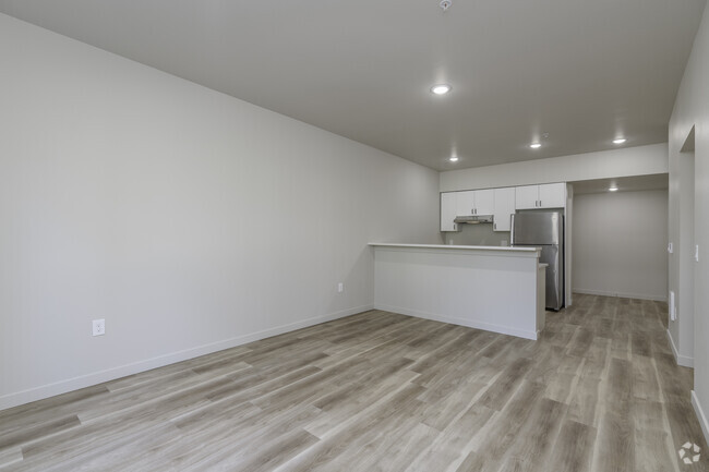 3BR, 2BA - 1100SF Primer piso - 24th & Main Apartments