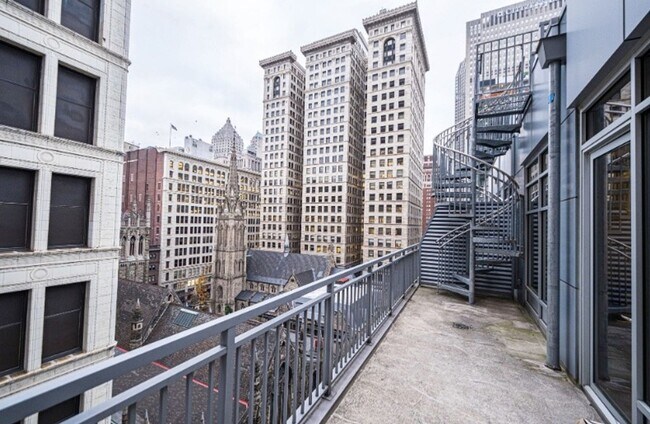 Foto del edificio - Luxury Penthouse Condo Downtown with Private Patio & Amazing Views Available Now!