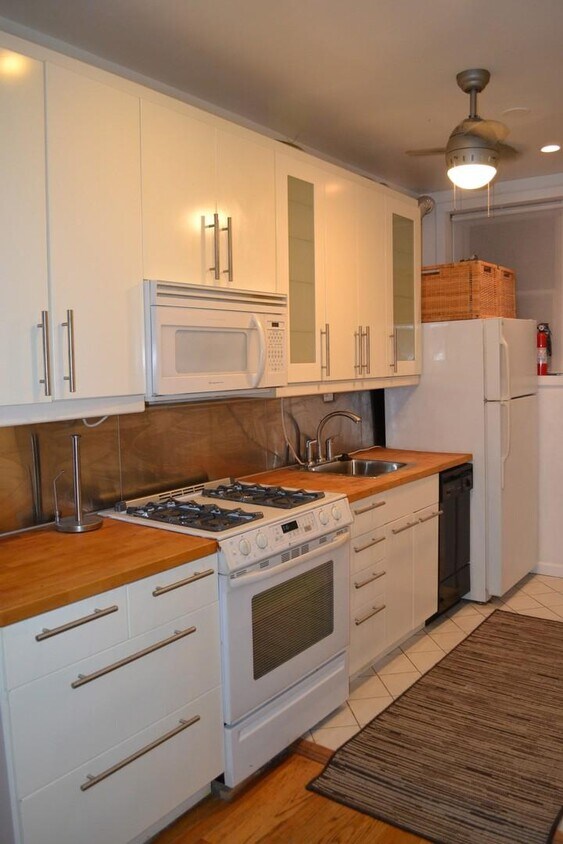 Foto del edificio - 0 bedroom in Chicago IL 60626