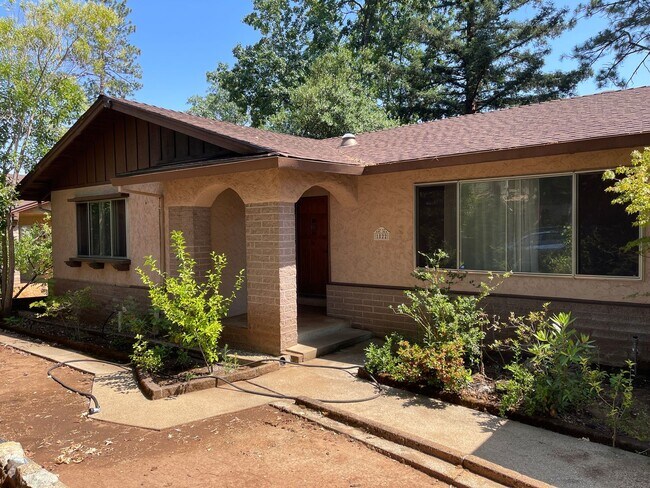 Foto del edificio - Paradise Oasis-3 bed 2 bath home, Back yard, covered deck, garage, no cats